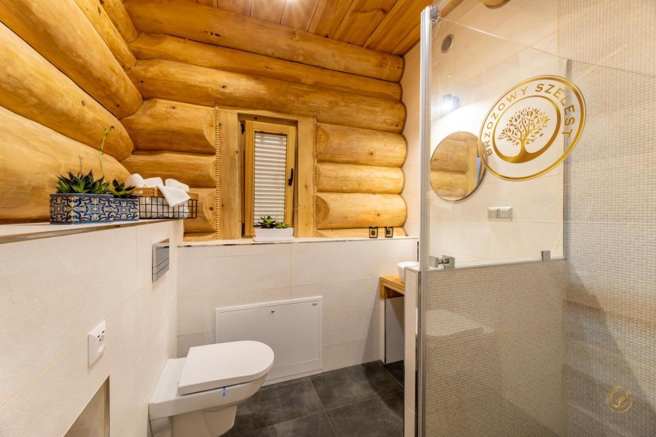 Główna łazienka z pryszniciem walk-in, bali na ścianach i umywalką